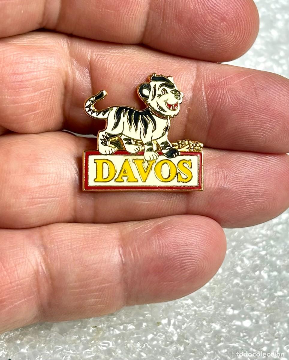 Pins de colecci&oacute;n: 3825.Pin de solapa vintage con un peque&ntilde;o tigre blanco sobre un cartel rojo con el nombre &rdquo;DAVOS&rdquo;