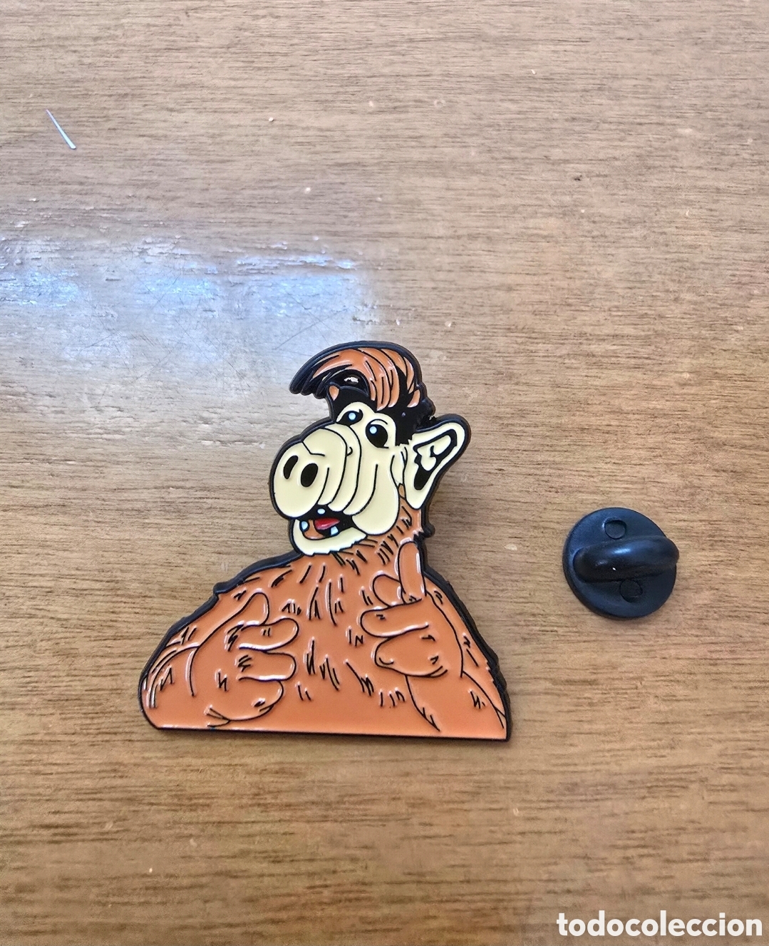 Pins de colecci&oacute;n: Pin met&aacute;lico insignia Alf nuevo sin usar