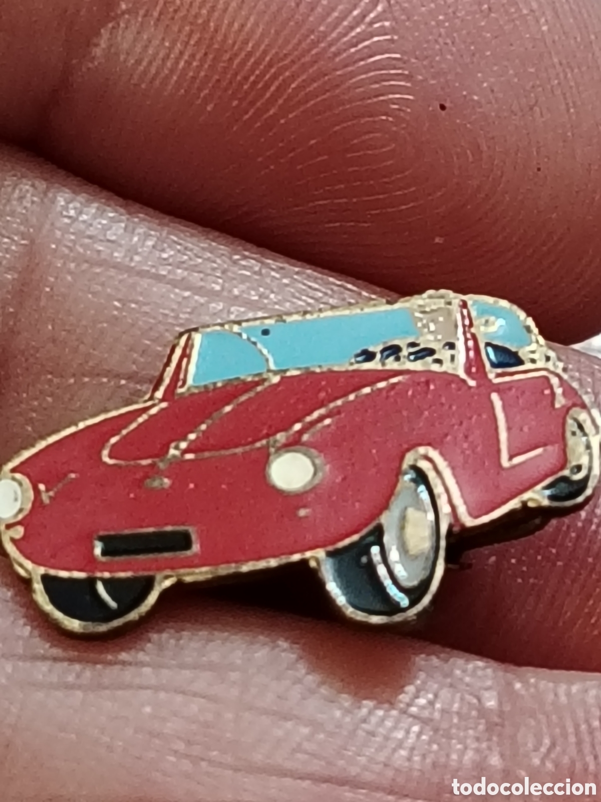 Pins de colecci&oacute;n: Insignia antigua coche deportivo color rojo
