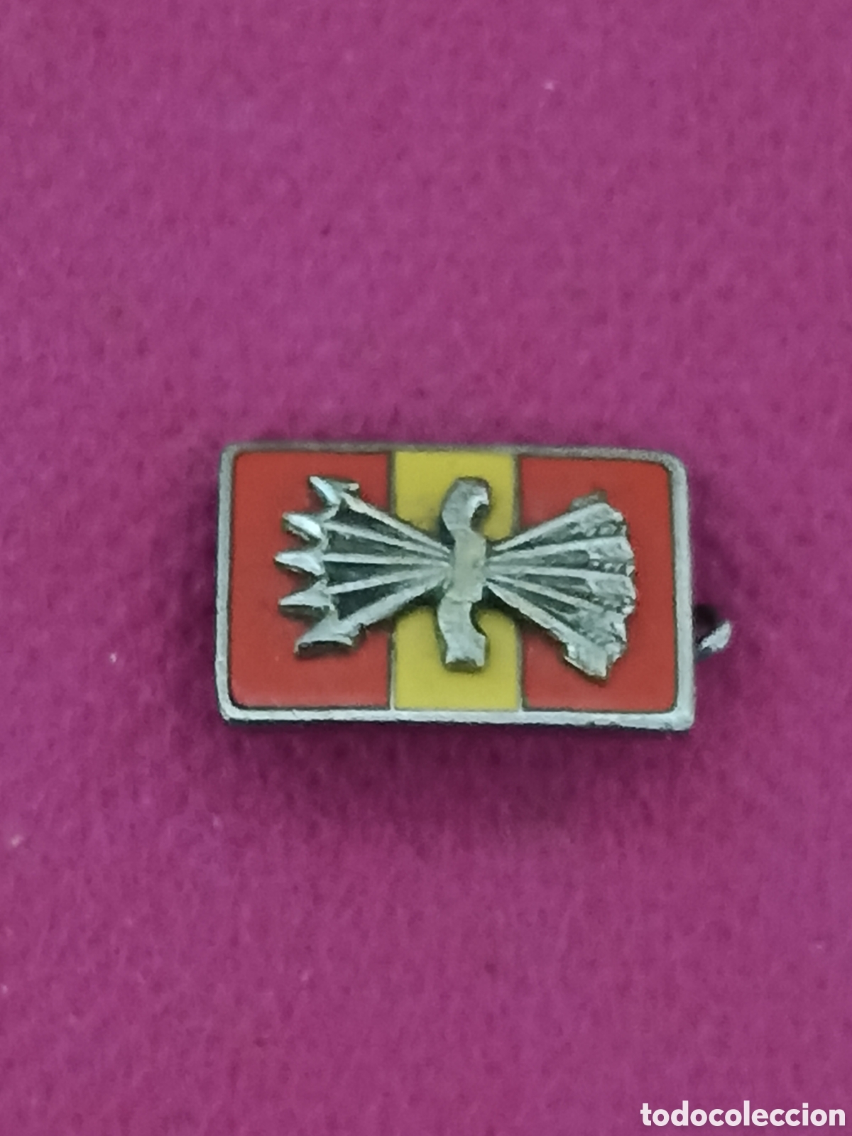 Pins de colecci&oacute;n: ANTIGUA INSIGNIA FALANGE ESPA&Ntilde;OLA. SOBRE BANDERA DE ESPA&Ntilde;A. ORIGINAL.ESMALTADA. ALOS 50/60