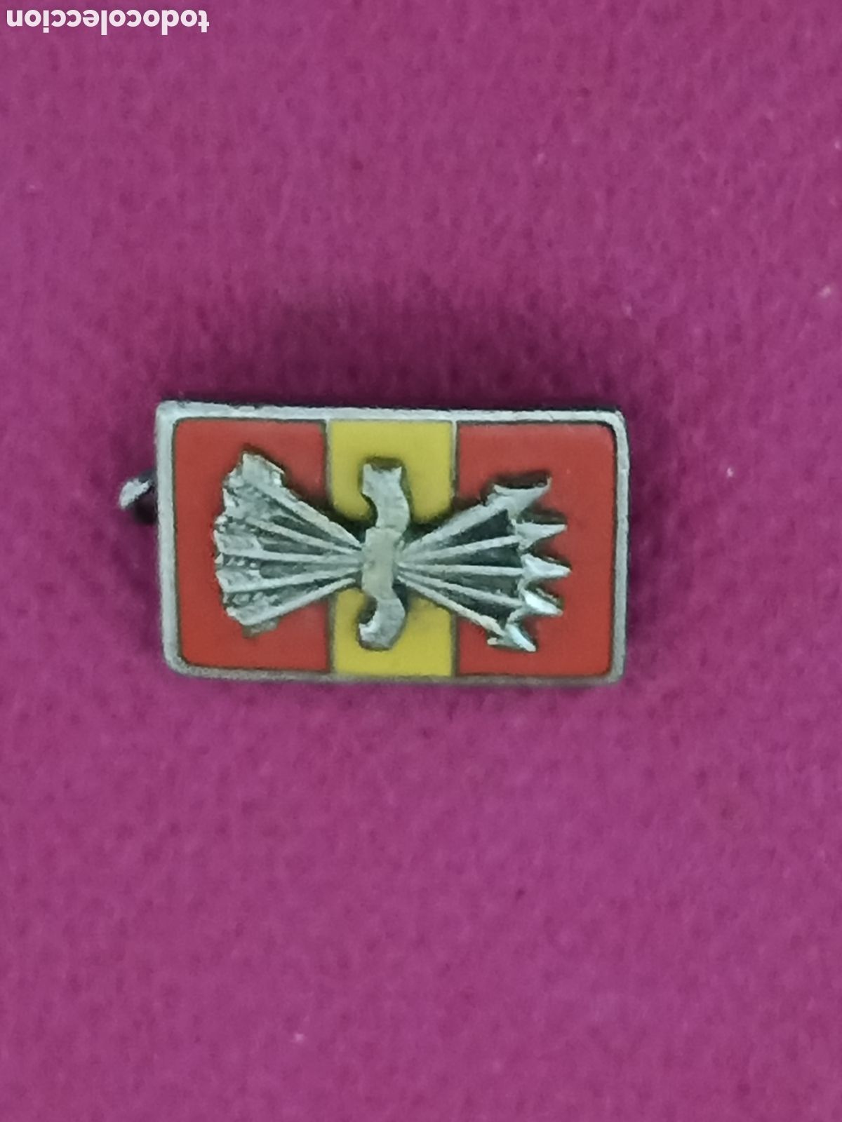 Pins de colecci&oacute;n: ANTIGUA INSIGNIA FALANGE ESPA&Ntilde;OLA. SOBRE BANDERA DE ESPA&Ntilde;A. ORIGINAL.ESMALTADA. ALOS 50/60