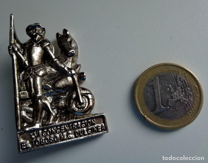 Pins de colecci&oacute;n: DOBLE PIN ANTIGUO CONCENTRACI&Oacute;N MOTERA MOTOS MOTEROS MOTORISTAS. TOBOSO. DULCINEA. DON QUIJOTE
