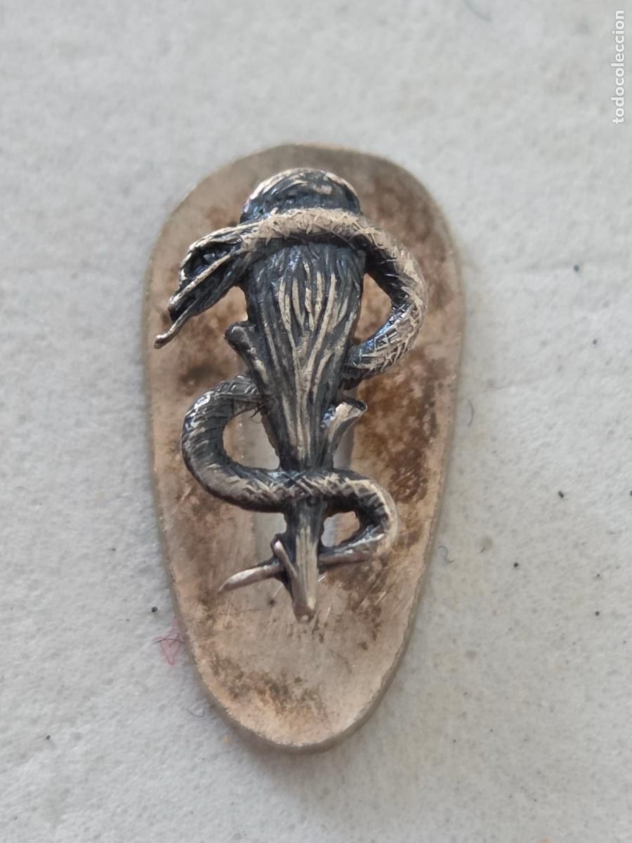 Pins de cole&ccedil;&atilde;o: INSIGNIA DE PLATA MALDE VARA ESCULAPIO MEDICINA M9
