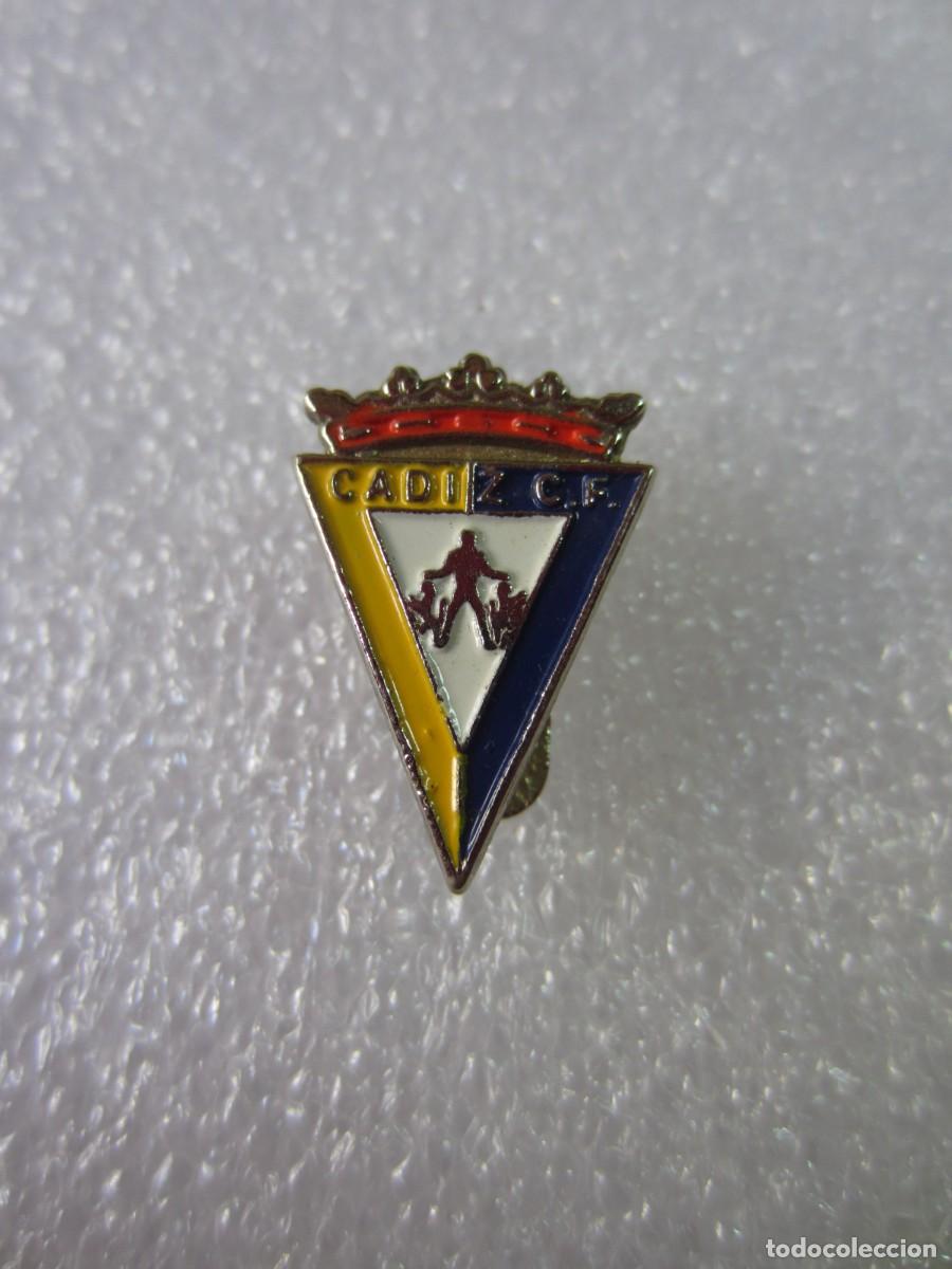 Pins de colecci&oacute;n: Pin de Solapa Ojal Deportes Futbol Cadiz CF
