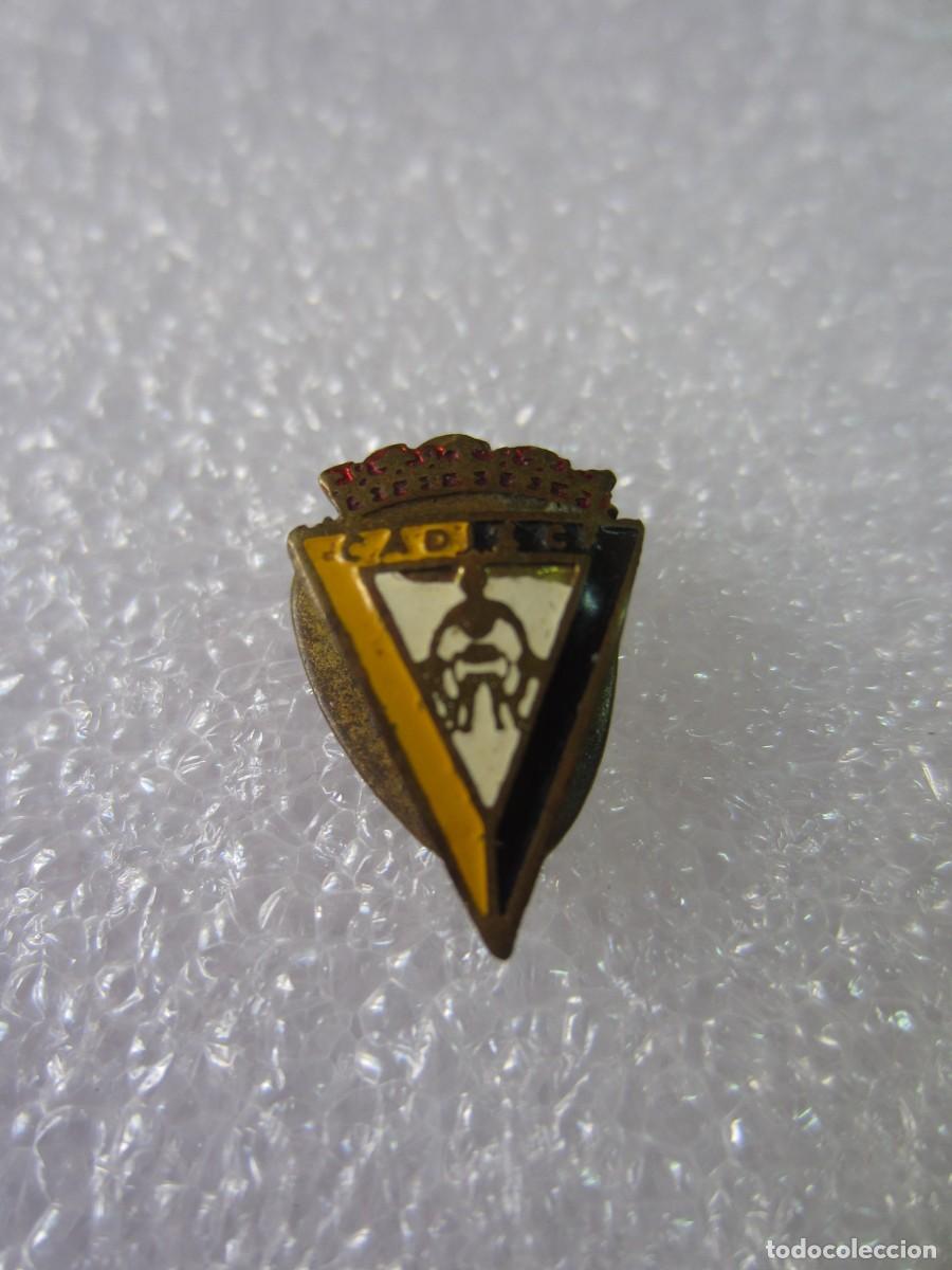 Pins de colecci&oacute;n: Pin de Solapa Ojal Deportes Futbol Cadiz CF