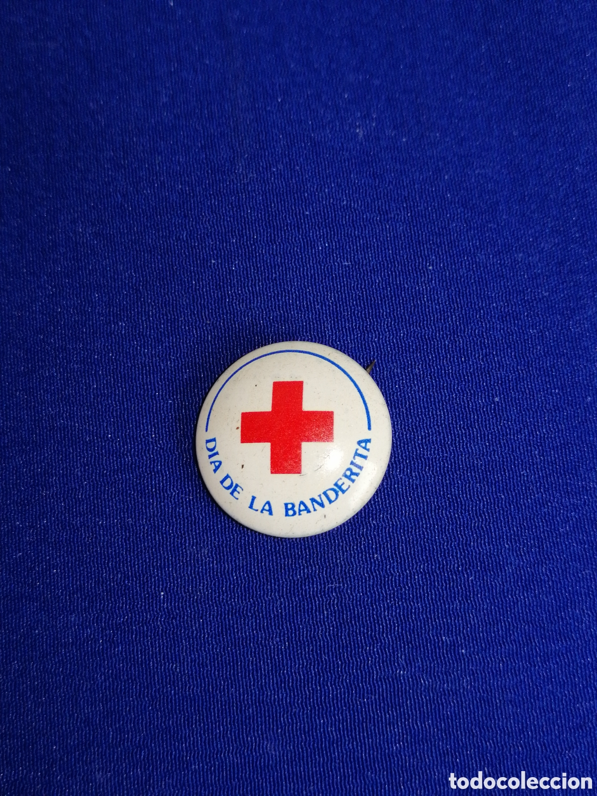 Pins de cole&ccedil;&atilde;o: CRUZ ROJA D&Iacute;A DE LA BANDERITA CHAPA DE ALFILER ANTIGUA