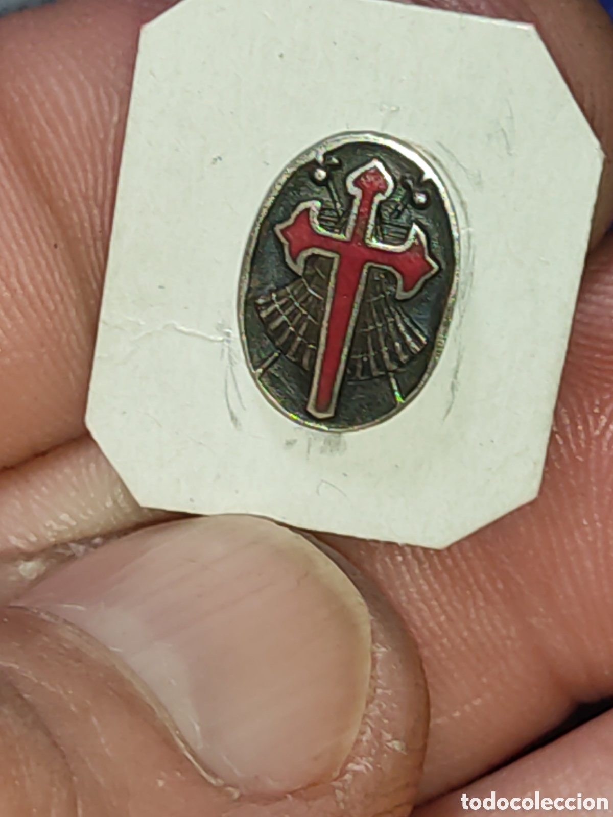 Pins de colecci&oacute;n: Antiguo Pin o insignia de Imperdible de plata cruz de Santiago esmaltada.