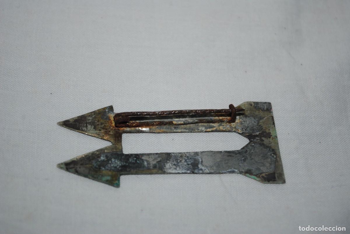 Pins de colecci&oacute;n: INSIGNIA METALICA EN FORMA DE FLECHAS . - Foto 2