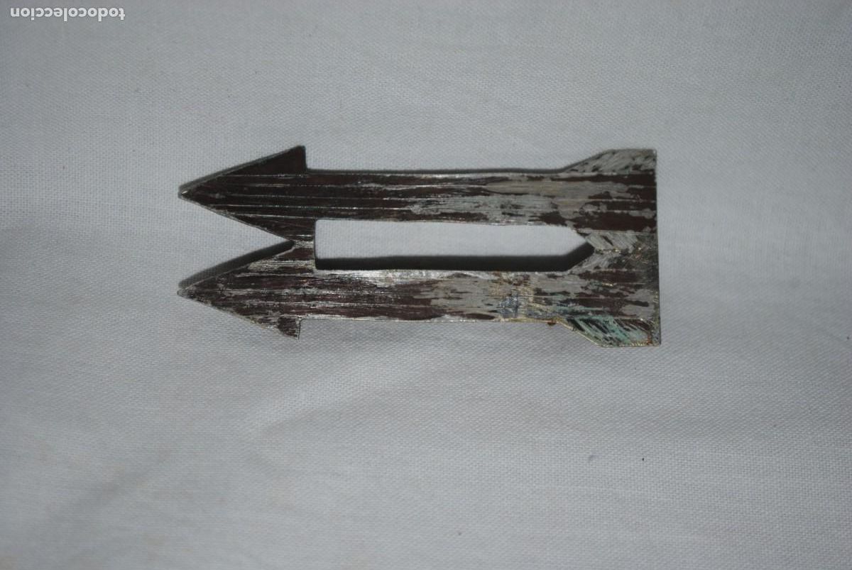 Pins de colecci&oacute;n: INSIGNIA METALICA EN FORMA DE FLECHAS . - Foto 3