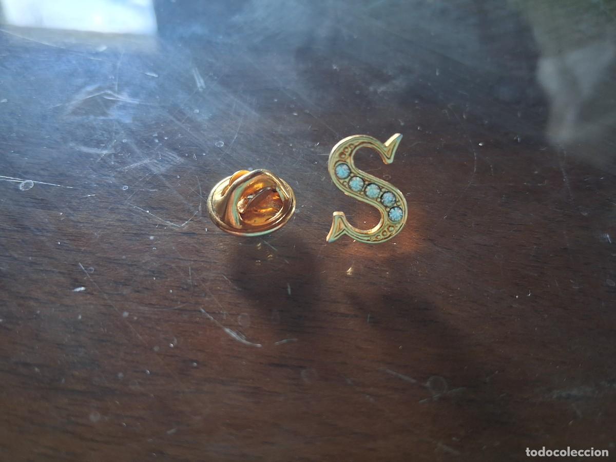 Pins de cole&ccedil;&atilde;o: Pins o insignia dise&ntilde;o letra dorada S ese