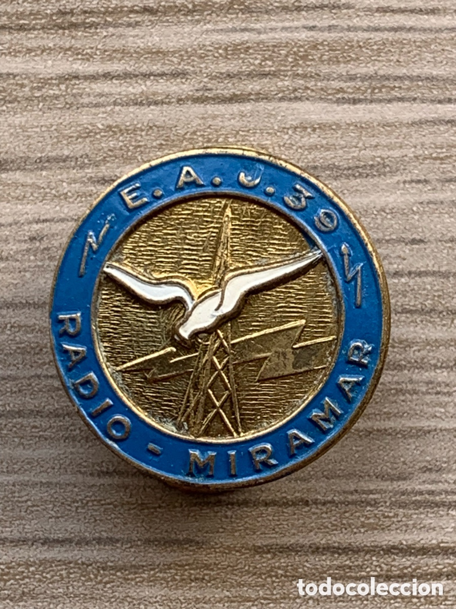 Pin's de collection: &bull;INSIGNIA COMERCIAL ANTERIOR A 1970. RADIO MIRAMAR. E. A. J. 39. EMISORA DE RADIO.