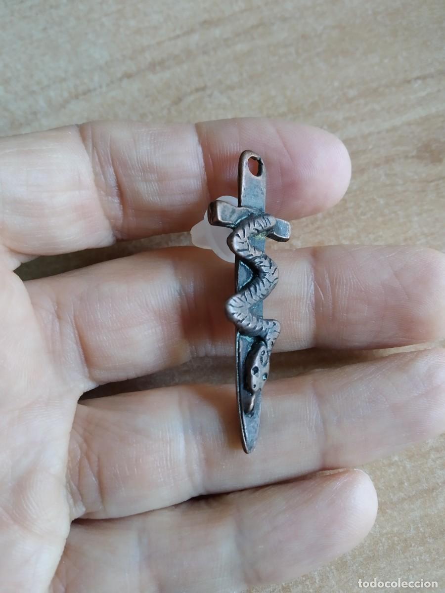 Pin's de collection: PIN DE ESPADA CON SERPIENTE HEAVY METAL