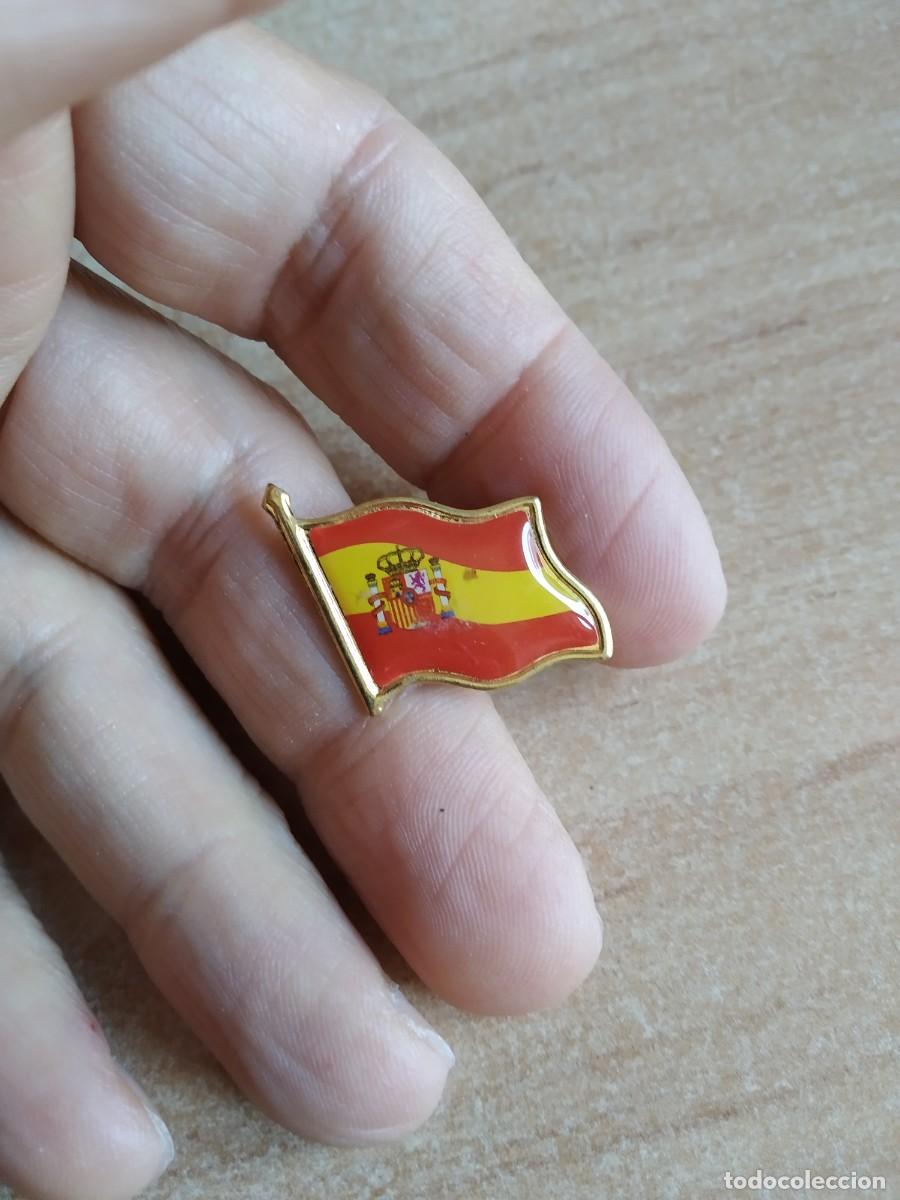 Pin's de collection: PIN DE TURISMO BANDERA ESPA&Ntilde;A MONARQUICA