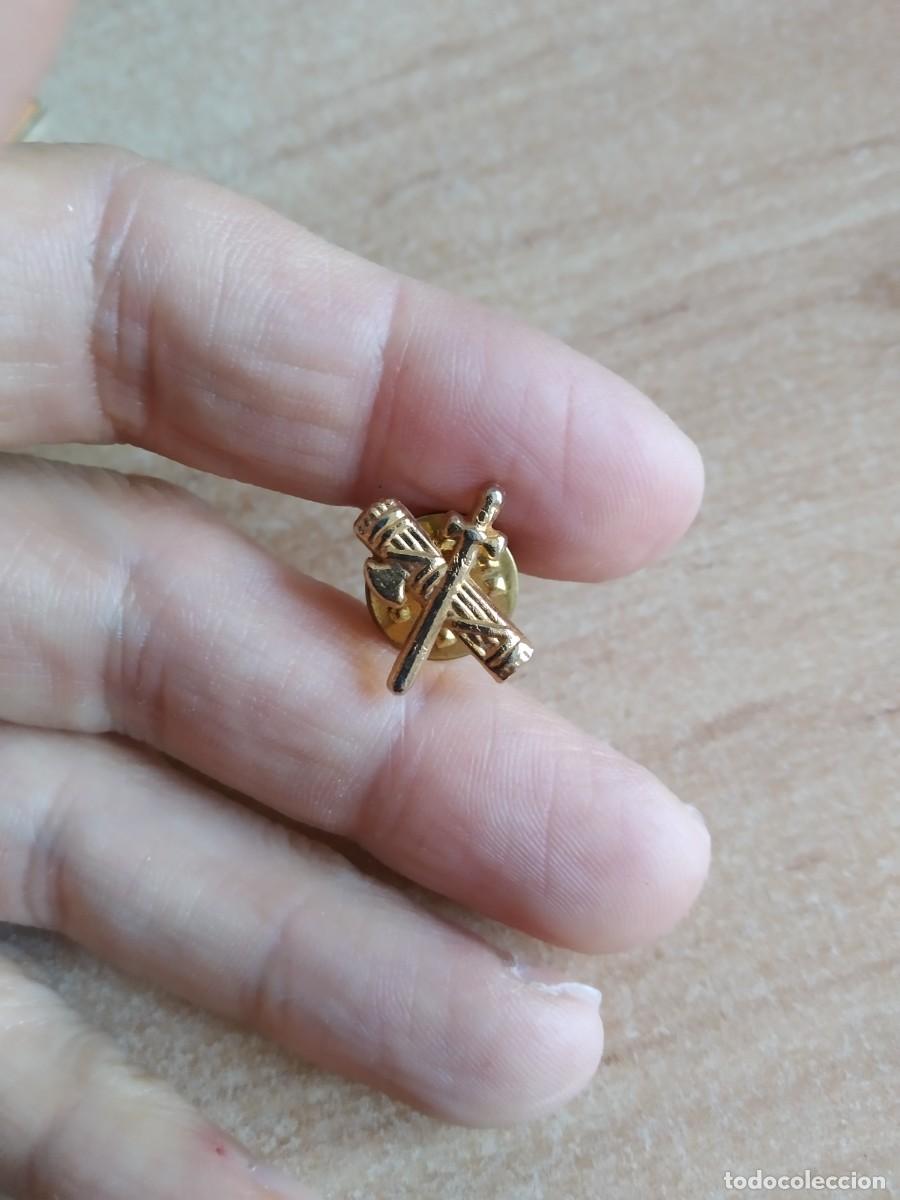 Pin's de collection: PIN DE LA GUARDIA CIVIL DORADO