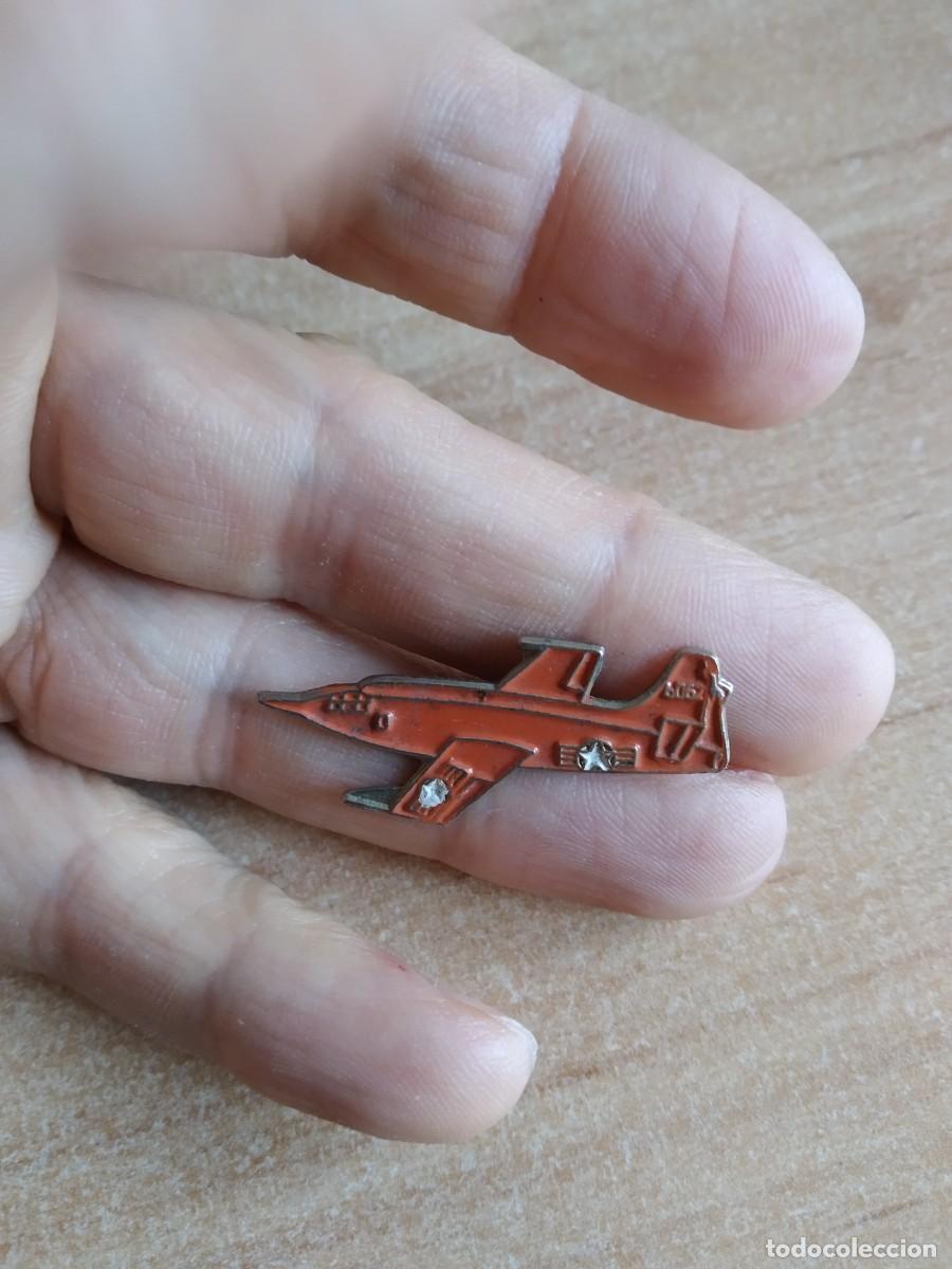 Pin's de collection: PIN AVION TRANSPORTE CAZA