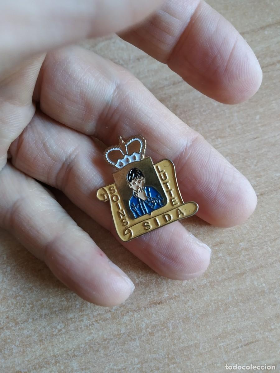 Pin's de collection: PIN SOINS LUTTE SIDA. CUIDADO DEL SIDA. CAMPA&Ntilde;A PREVENCION