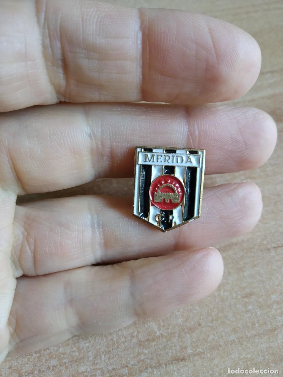 Pin's de collection: PIN DE FUTBOL ESCUDO DEL MERIDA CLUB POLIDEPORTIVO