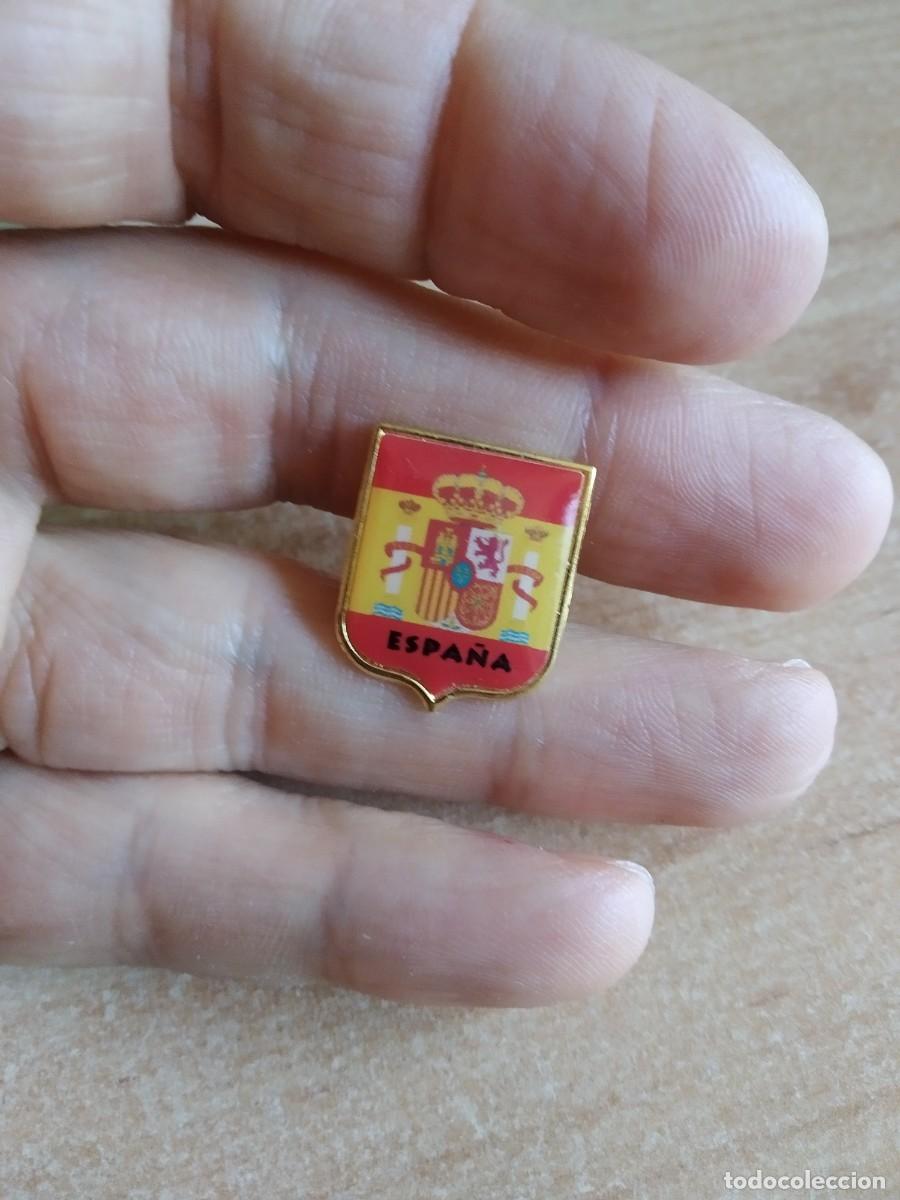 Pin's de collection: PIN TURISMO BANDERA ESPA&Ntilde;A MONARQUICA