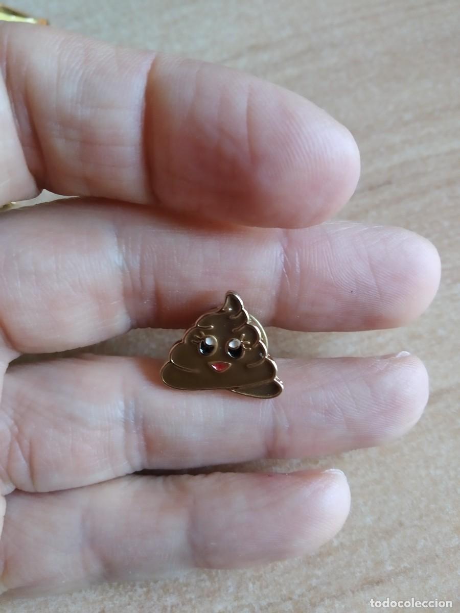 Pin's de collection: PIN GIFT WHATSAPP CARA MIERDA