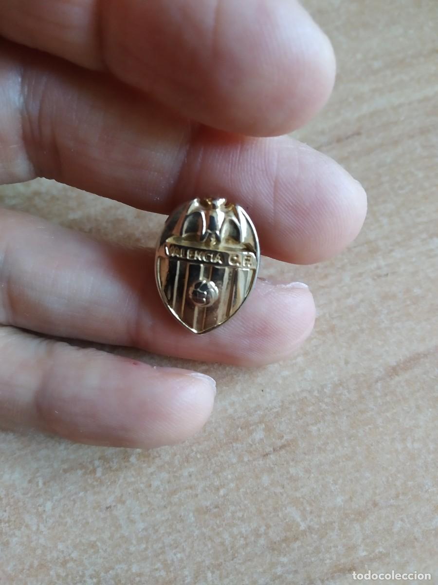 Pin's de collection: PIN ESCUDO DE FUTBOL DEL VALENCIA C.F DORADO