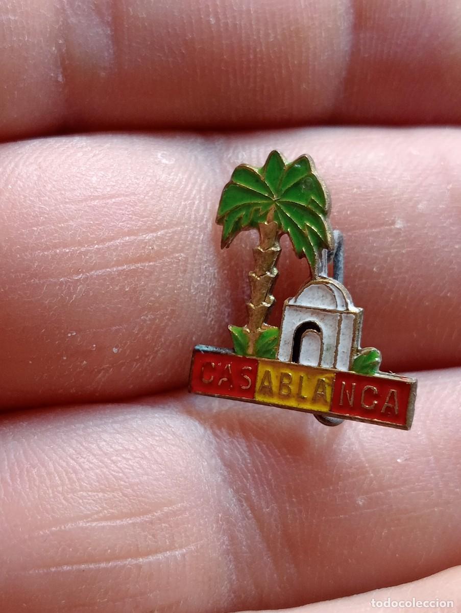 Pin's de collection: INSIGNIA CASABLANCA CON BANDERA ESPA&Ntilde;A Y LETRAS PROTECTORADO FRANCES COMUNIDAD ESPA&Ntilde;OLA PINS ALFILER