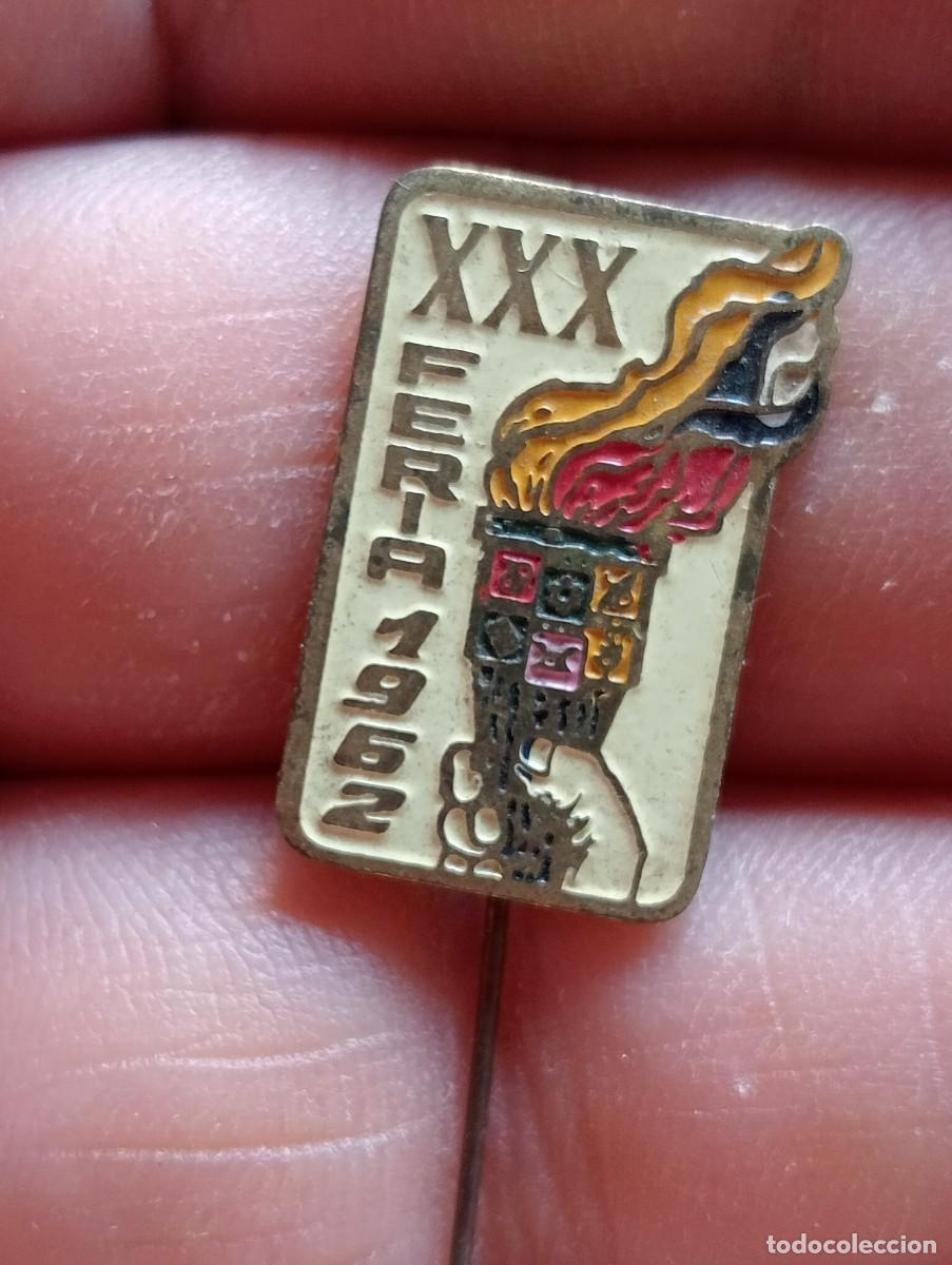 Pin's de collection: INSIGNIA XXX FERIA DE MUESTRAS 1962 BARCELONA PINS ALFILER