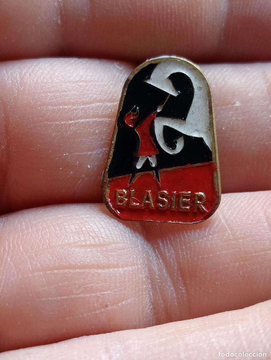 Pin's de collection: INSIGNIA BLASIER MARCA TEXTIL ESPA&Ntilde;A TEMA MODA Y ROPA PINS SOLAPA