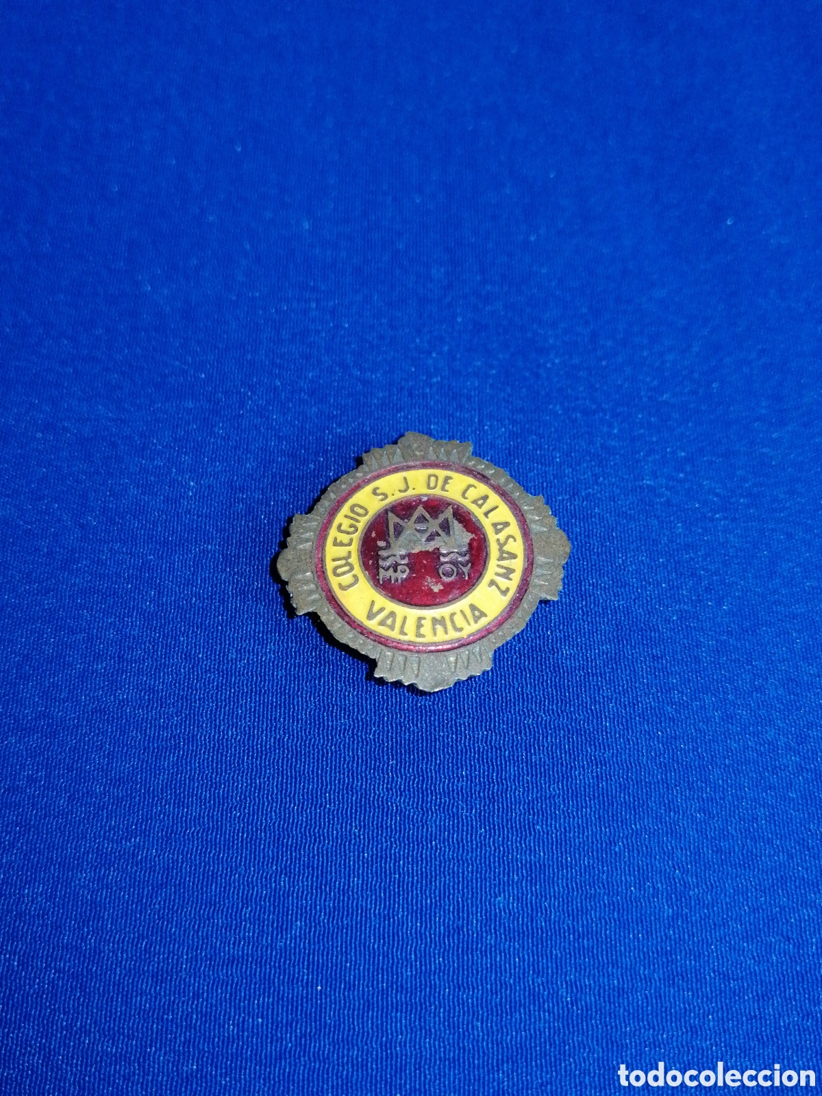 Pin's de collection: COLEGIO SAN JOS&Eacute; DE CALASANZ (VALENCIA) INSIGNIA DE OJAL ANTIGUA