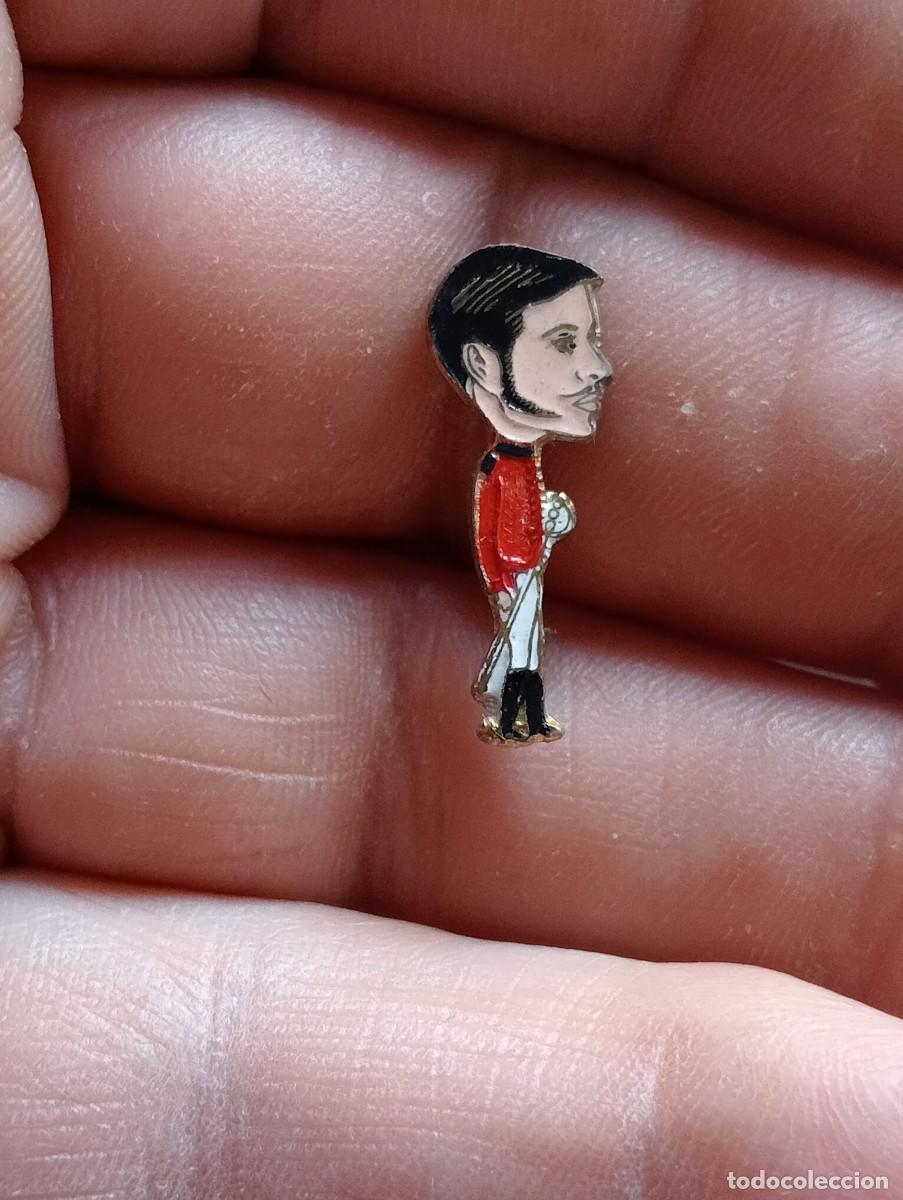 Pin's de collection: INSIGNIA PEL&Iacute;CULA DONDE VAS ALFONSO XII PROTAGONISTA VICENTE PARRA CINE CINEMATOGRAFIA PINS ALFILER