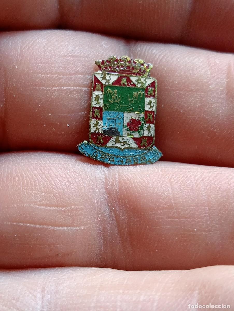 Pin's de collection: INSIGNIA ESCUDO HER&Aacute;LDICO GRANADA PINS ALFILER