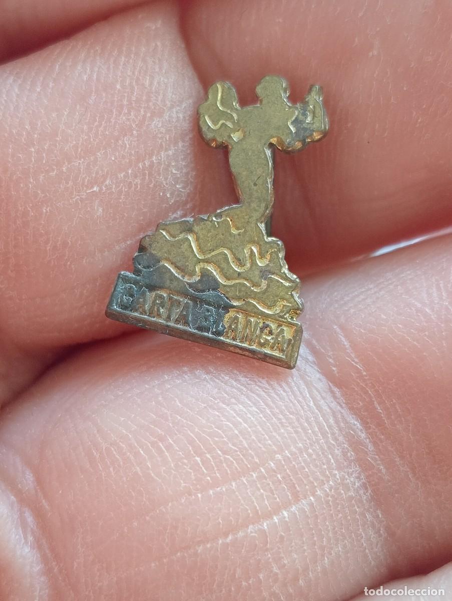 Pin's de collection: INSIGNIA CARTA BLANCA MARCA COMERCIAL TEMA VINOS BEBIDAS Y ALCOHOLES PINS ALFILER