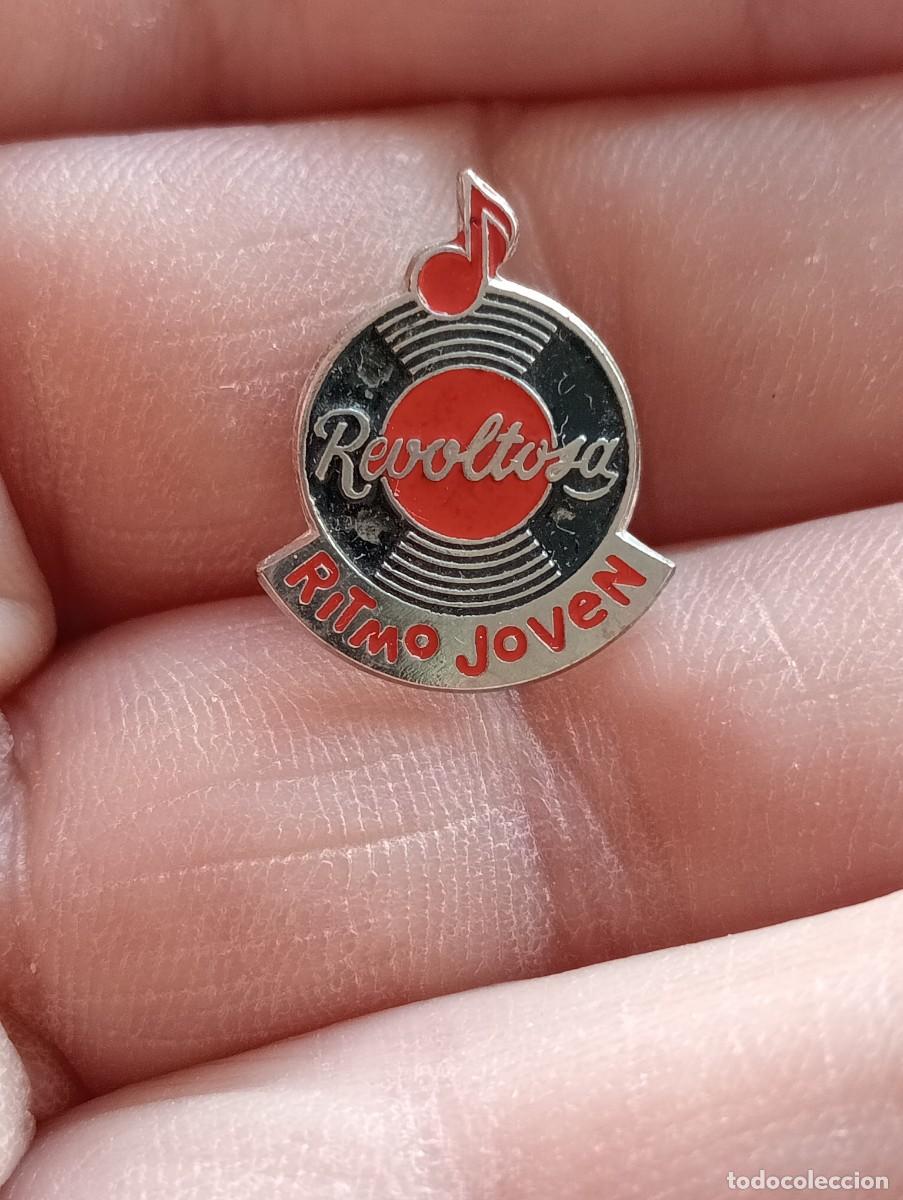 Pin's de collection: INSIGNIA GASEOSA REVOLTOSA RITMO JOVEN TEMA BEBIDAS CARBONATADAS Y GASEOSAS PINS OJAL