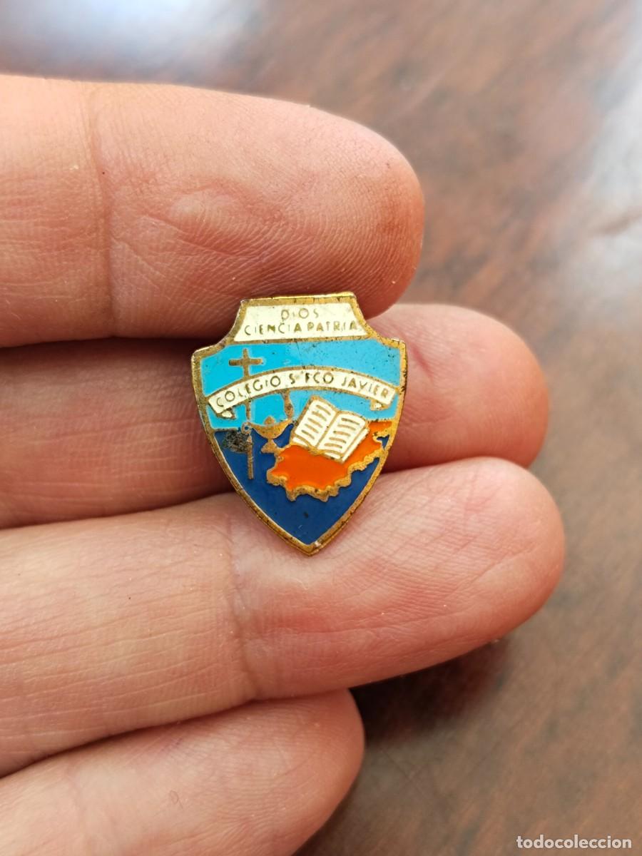Pins de cole&ccedil;&atilde;o: Insignia de ojal Colegio San Francisco Javier. Dios, Ciencia, Patria.