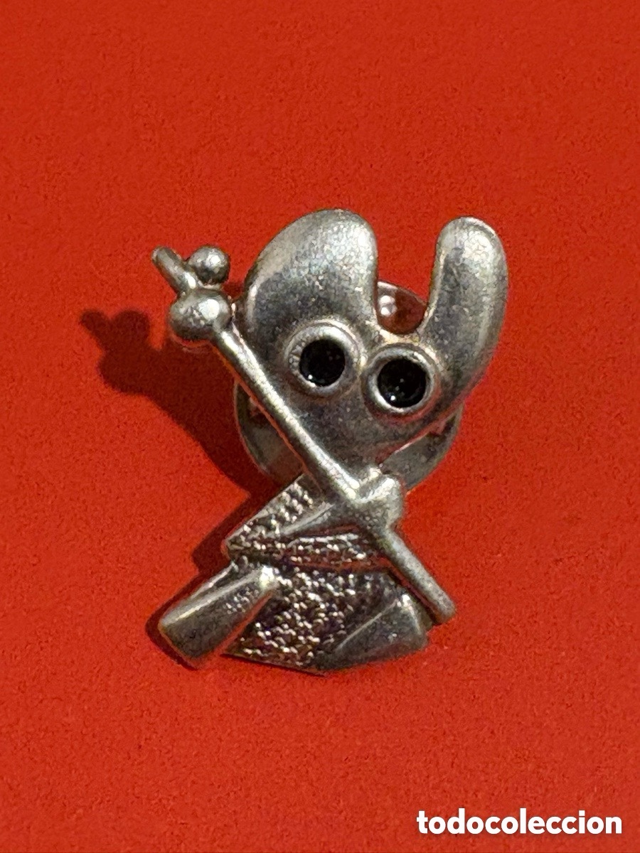 Pins de colecci&oacute;n: Antiguo pin plata Pelegr&iacute;n, peregrino Santiago Compostela (A2)