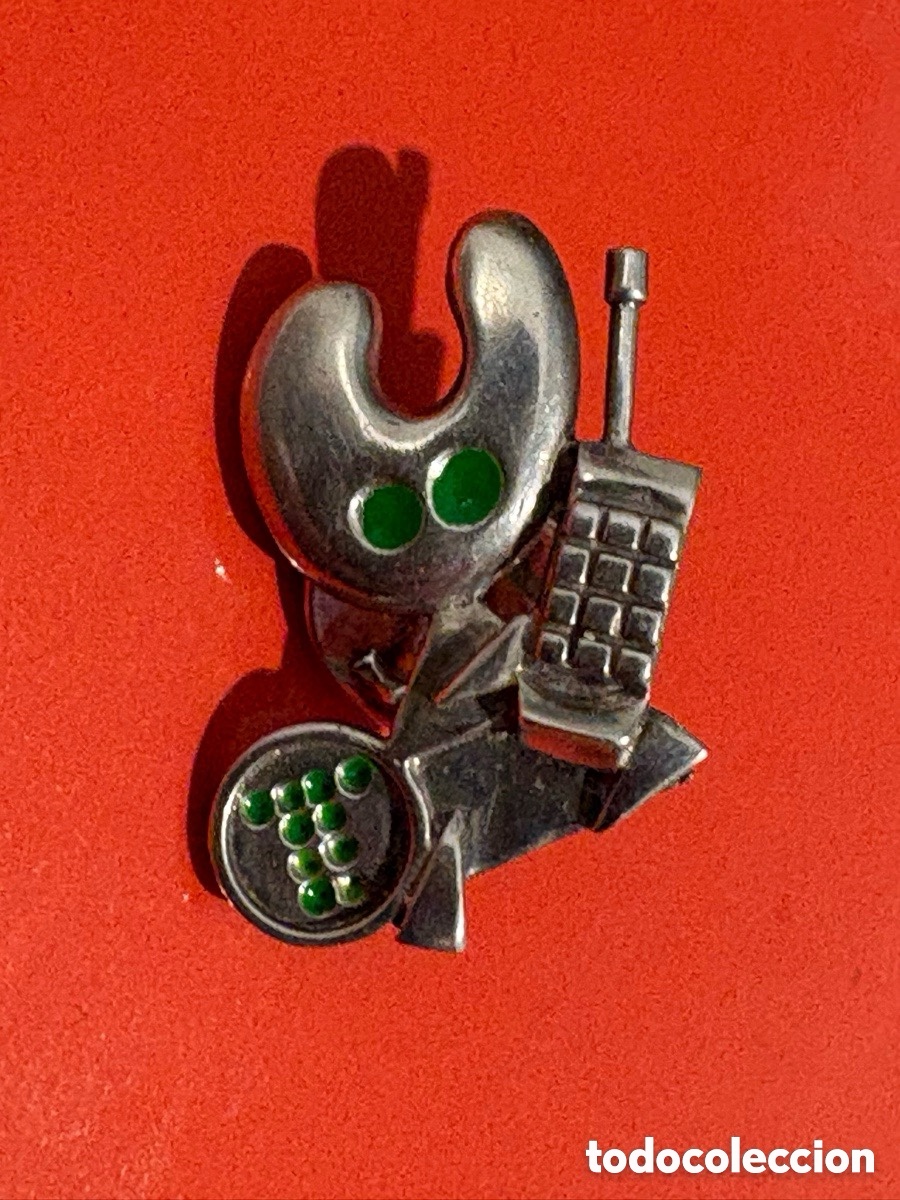 Pins de colecci&oacute;n: Antiguo pin plata Pelegr&iacute;n, peregrino Santiago Compostela, telef&oacute;nica (A2)