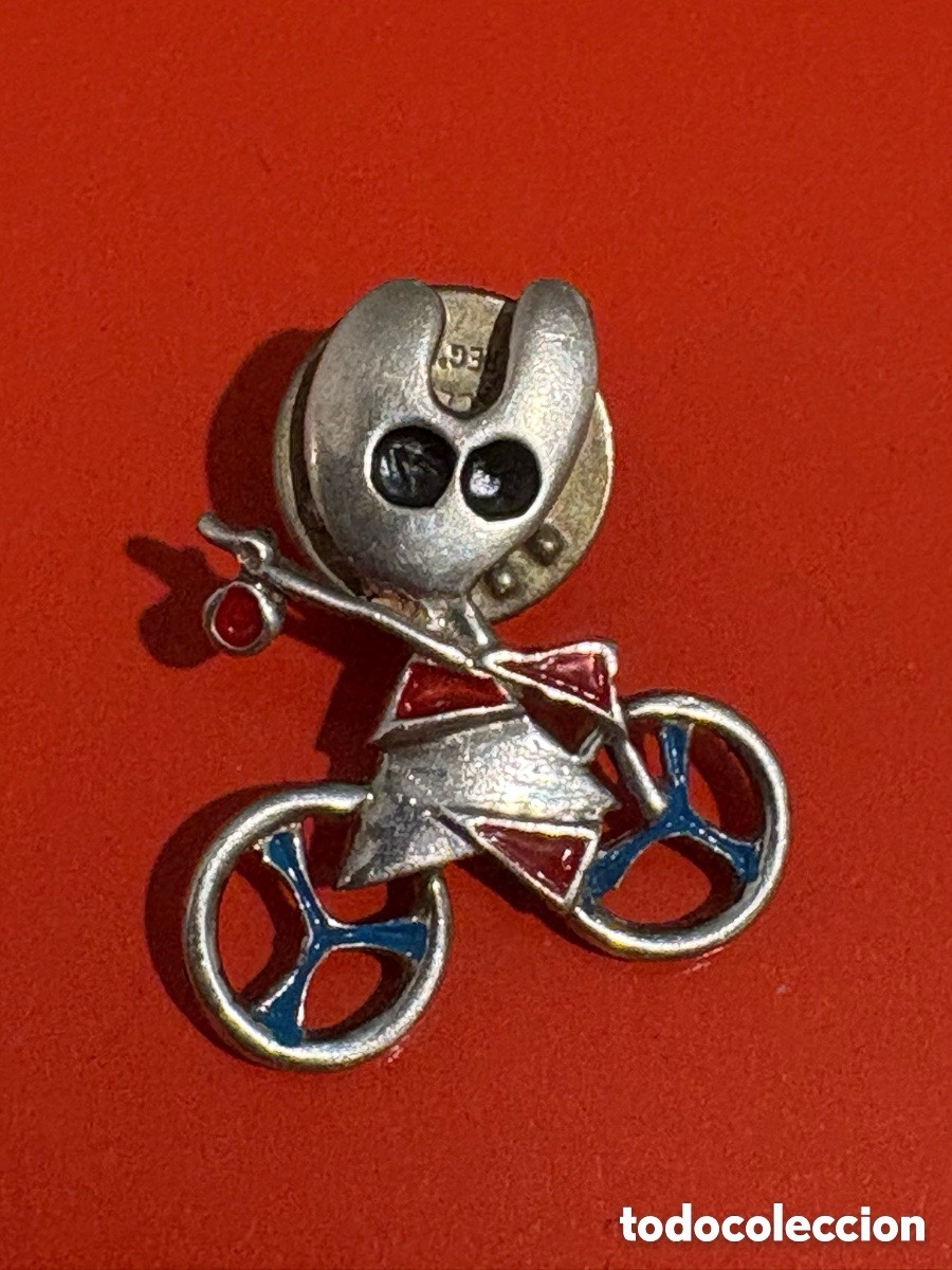 Pins de colecci&oacute;n: Antiguo pin plata Pelegr&iacute;n, peregrino Santiago Compostela, ciclismo (A2)