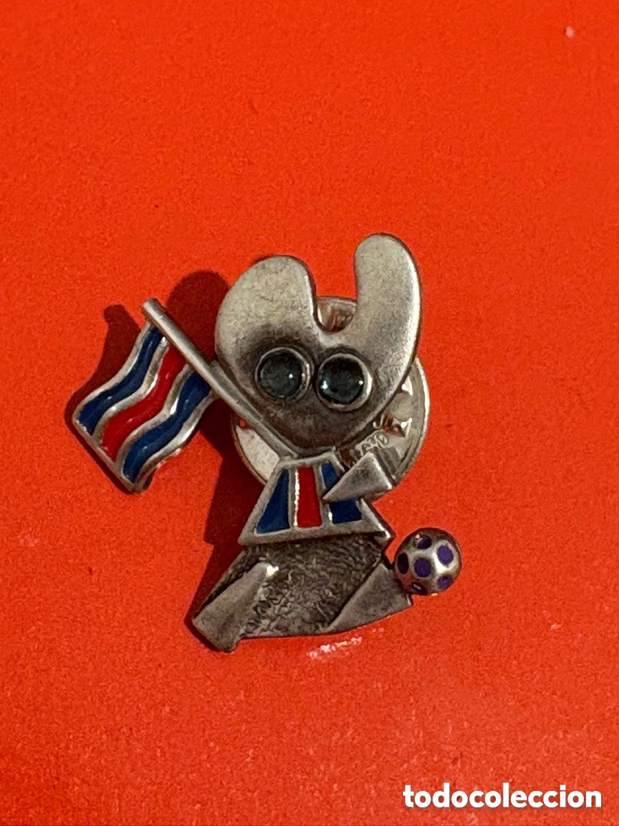 Pins de colecci&oacute;n: Antiguo pin plata Pelegr&iacute;n, peregrino Santiago Compostela, f&uacute;tbol (A2)