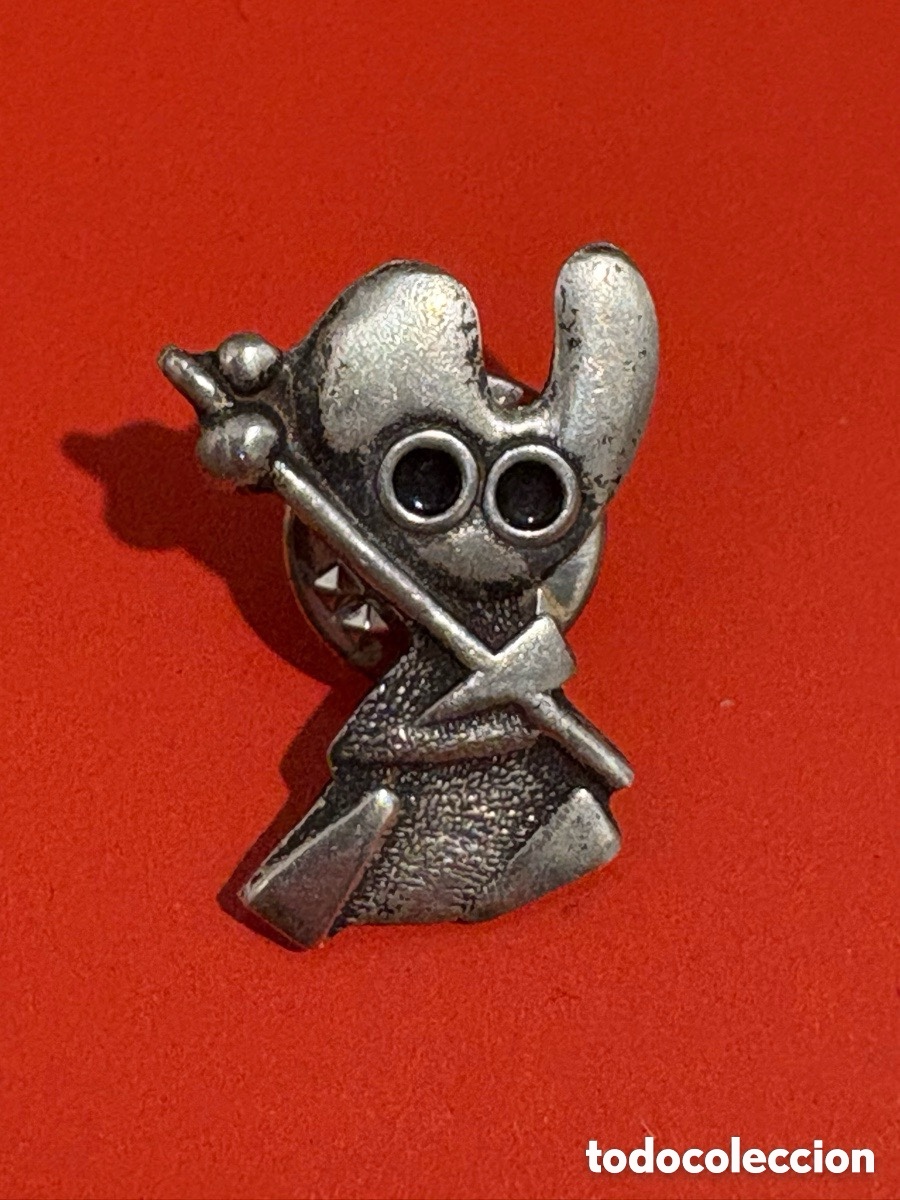 Pins de colecci&oacute;n: Antiguo pin plata Pelegr&iacute;n, peregrino Santiago Compostela (A2)
