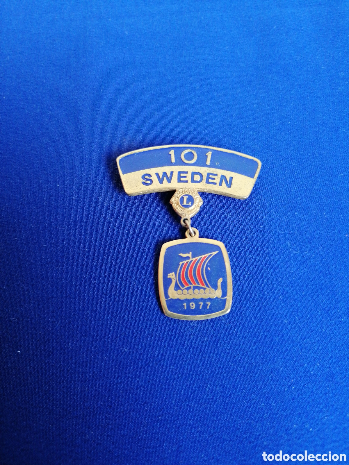 Pin's de collection: LIONS INTERNACIONAL 101 SWEDEN A&Ntilde;O 1977 INSIGNIA DE ALFILER ANTIGUA