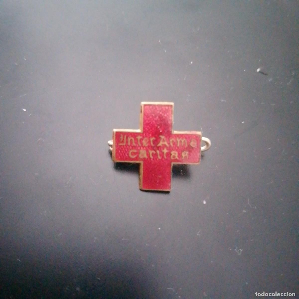 Pins de colecci&oacute;n: Antigua insignia de Caritas, esmalte.