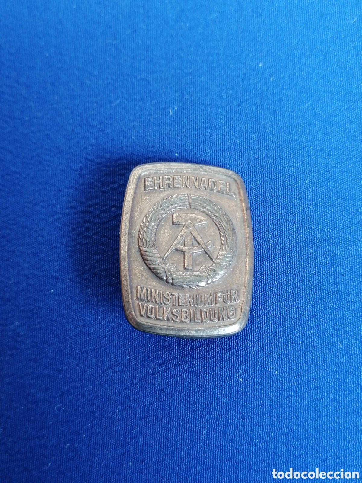 Pin's de collection: RDA ALEMANIA INSINGINA DEL MINISTERIO DE EDUCACI&Oacute;N P&Uacute;BLICA - &Eacute;POCA SOVI&Eacute;TICA INSIGNIA DE ALFILER