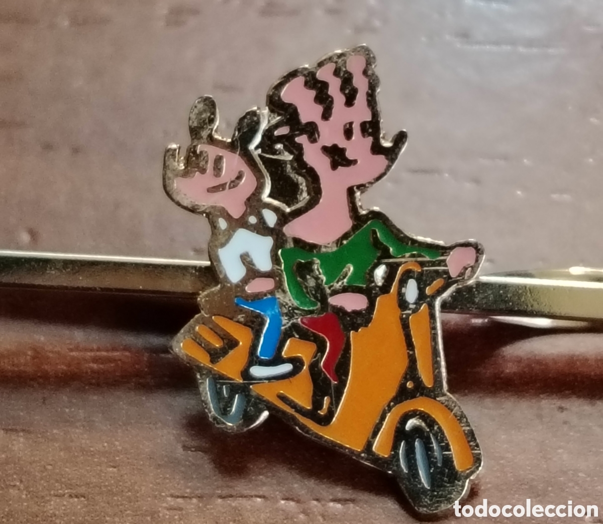 Pins de colecci&oacute;n: Pasacorbatas de personajes montados en una moto vespa color naranja