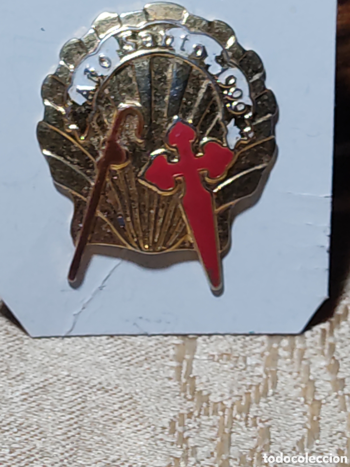 Pins de colecci&oacute;n: Insignia o pin A&ntilde;o Santo compostelano,cruz de Santiago esmaltada y venera.1999.
