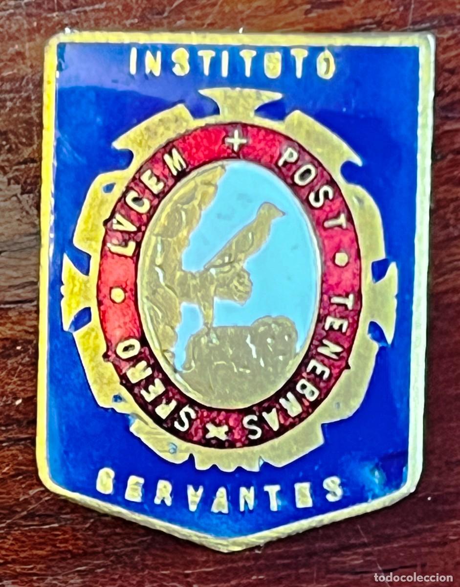 Pins de colecci&oacute;n: ANTIGUA INSIGNIA O PIN DE SOLAPA DEL INSTITUTO CRVANTES, VER LAS DOS FOTOS PUESTAS.