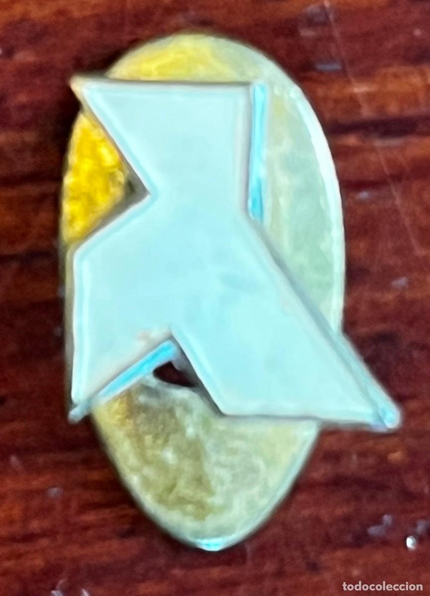 Pins de colecci&oacute;n: ANTIGUO PIN DE OJAL DE PUBLICIDAD DE ANIS ESCARCHADO LA PAJARITA