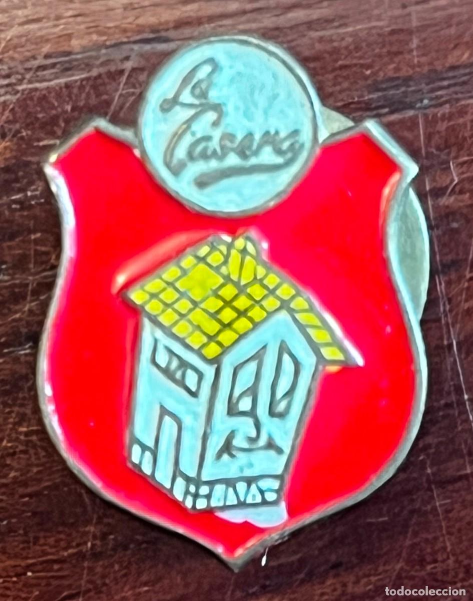 Pins de colecci&oacute;n: ANTIGUO PIN DE OJAL DE PUBLICIDAD DE GASEOSA LA CASERA