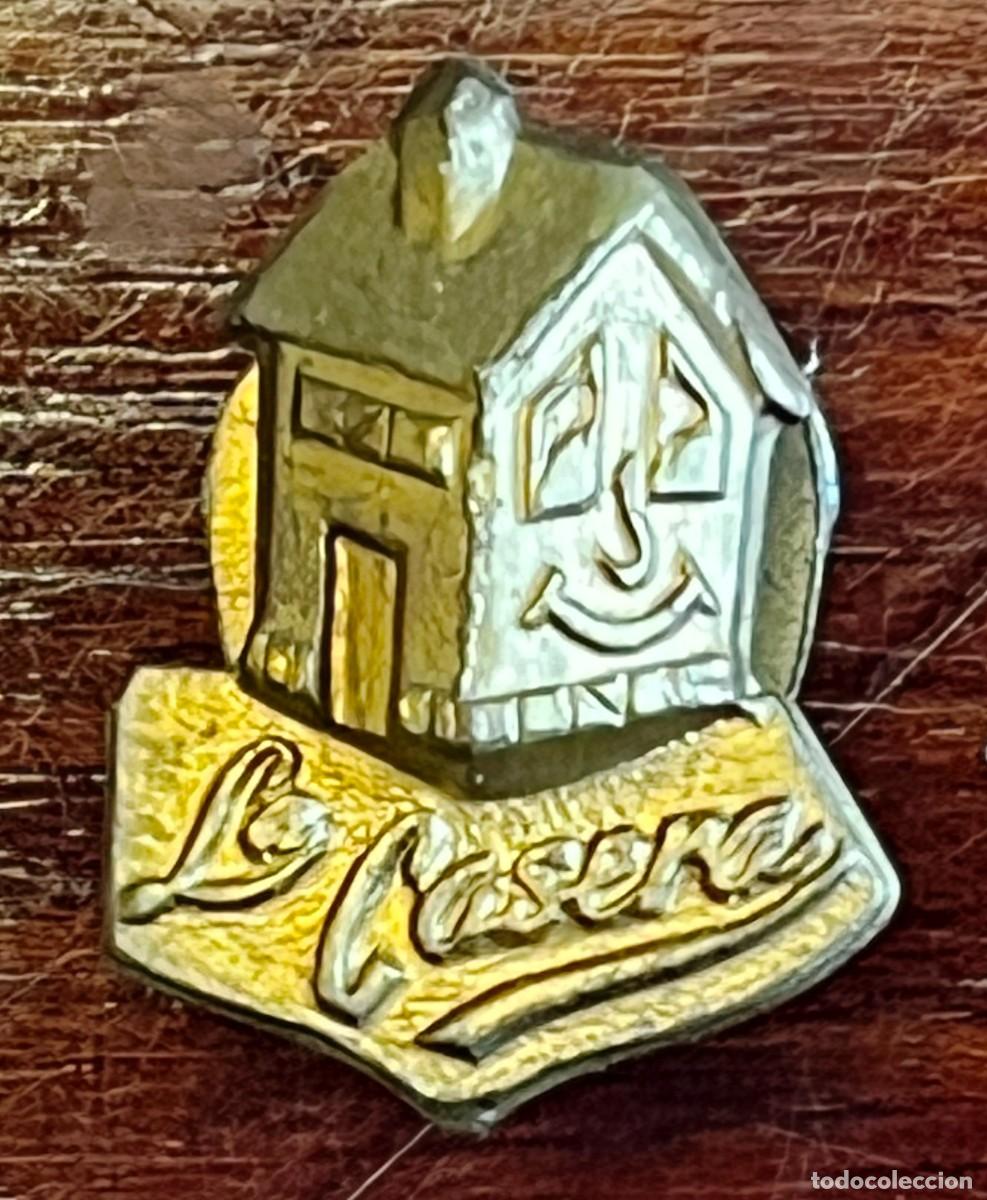 Pins de colecci&oacute;n: ANTIGUO PIN DE OJAL DE PUBLICIDAD DE GASEOSA LA CASERA