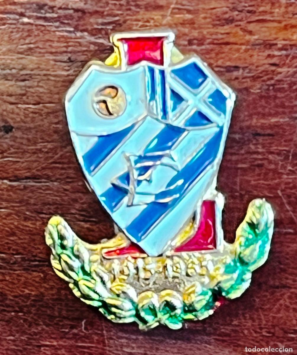 Pins de colecci&oacute;n: ANTIGUO PIN DE OJAL CON ESCUDO AL PARECER DE FUTBOL