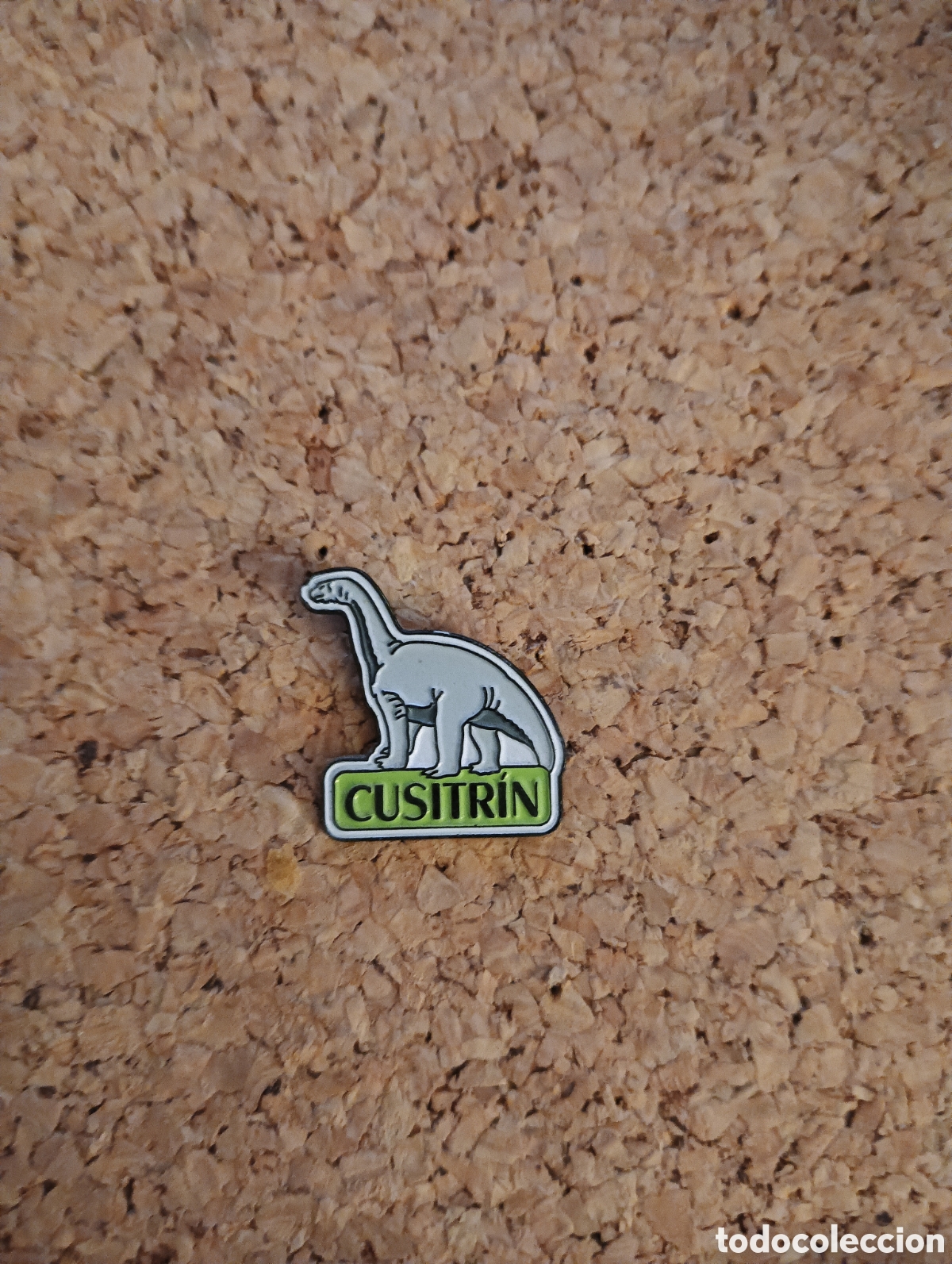 Pins de colecci&oacute;n: PIN MARCA CUSITRIN ANTIPIOJOS DINOSAURIO