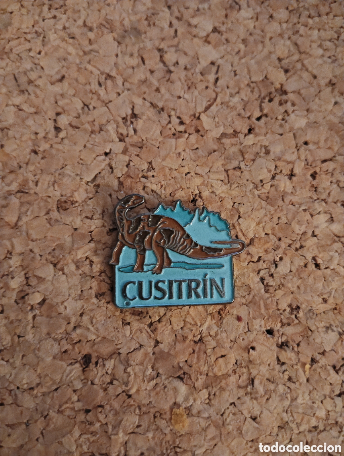 Pins de colecci&oacute;n: PIN MARCA CUSITRIN ANTIPIOJOS DINOSAURIO